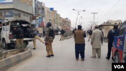 Pasukan keamanan dan warga di lokasi serangan bunuh diri di Quetta, Pakistan, Rabu (28/2). 