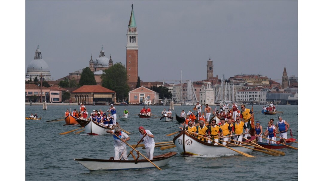 Para pendayung mulai dari Saint Mark's Basin saat ikut serta dalam lomba dayung Vogalonga (Long Row), di Venetian Lagoon di Venesia, Italia, 23 Mei 2021. (REUTERS/Manuel Silvestri)