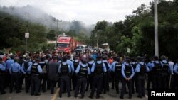 Polisi Honduras memblokir akses ke perbatasan Agua Caliente dengan Guatemala, saat migran Honduras mencoba bergabung dengan karavan migran yang menuju ke AS, di Ocotepeque, Honduras, 19 Oktober 2018. (Foto: dok).