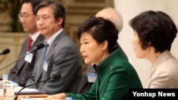 박근혜 한국 대통령이 13일 오전 청와대 영빈관에서 열린 통일준비위원회 제2차회의에서 인사말을 하고 있다.