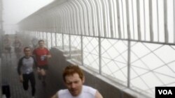 Los competidores en plena carrera de ascenso hasta la terraza del emblemático edificio Empire State en Nueva York.