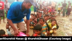 Des réfugiés se font distribuer du lait dans une école de Bangaldesh, septembre 2017. (Twitter/Khurshid Hasan‏ @khurshid2hasan)