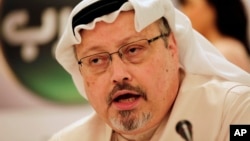 Jamal Khashoggi saat berbicara dalam konferensi pers di Manama, Bahrain, 1 Februari 2015.