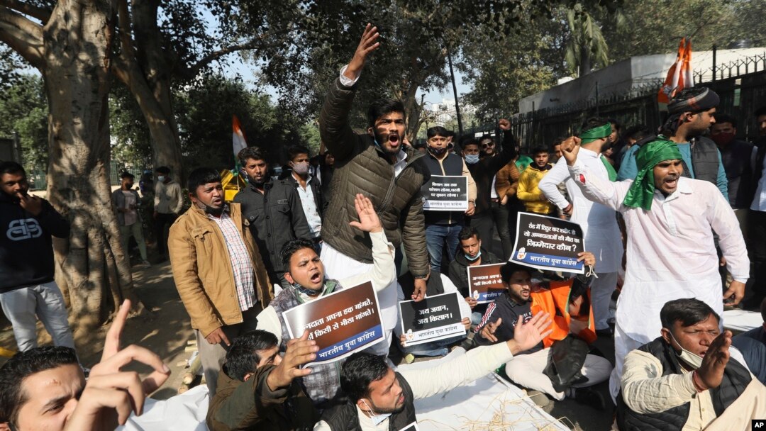 Anggota Kongres Pemuda India meneriakkan slogan anti-pemerintah dalam aksi protes di New Delhi, India, 21 Desember 2020.