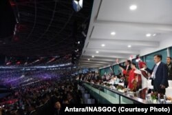 Presiden Joko Widodo (keempat kanan) didampingi Ibu Negara Iriana Joko Widodo (ketiga kanan) dan Wakil Presiden Jusuf Kalla (kanan) didampingi istri, Mufidah Jusuf Kalla (kedua kanan) melambaikan tangan pada Upacara Pembukaan Asian Games ke-18 Tahun 2018