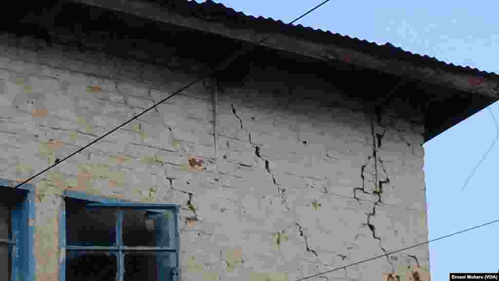 Au moins deux personnes sont mortes, plusieurs maisons se sont écroulées et d&#39;autres, fissurées après le séisme qui a secoué le Sud-Kivu, 8&nbsp;août 2015 &nbsp;