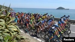 Le peloton du 98e Giro lors de l'étape Albenga-Genoa, Italie le 10 mai 2015