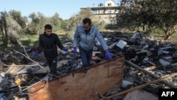 Palestinci pretražuju ruševine u potrazi za svojim stvarima, na mestu zgrade uništene u izraelskom bombardovanju Rafe, na samom jugu Pojasa Gaze, na granici sa Egiptom, 11. marta 2024.