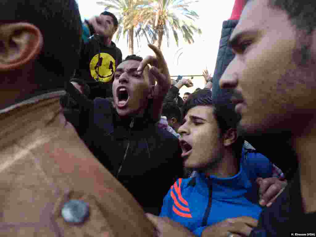 Jemaat Koptik yang melakukan protes di luar kompleks katedral berteriak &quot;Polisi preman&quot; di Abassya, Kairo (11/12).&nbsp;