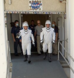 Los astronautas de la NASA Doug Hurley y Bob Behnken vistos durante un entrenamiento en la plataforma de lanzamiento en Cabo Cañaveral, Florida, el 21 de mayo de 2020.