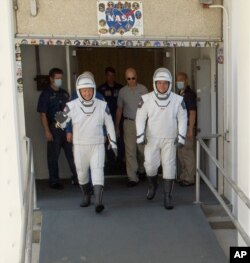 Los astronautas de la NASA Doug Hurley y Bob Behnken vistos durante un entrenamiento en la plataforma de lanzamiento en Cabo Cañaveral, Florida, el 21 de mayo de 2020.