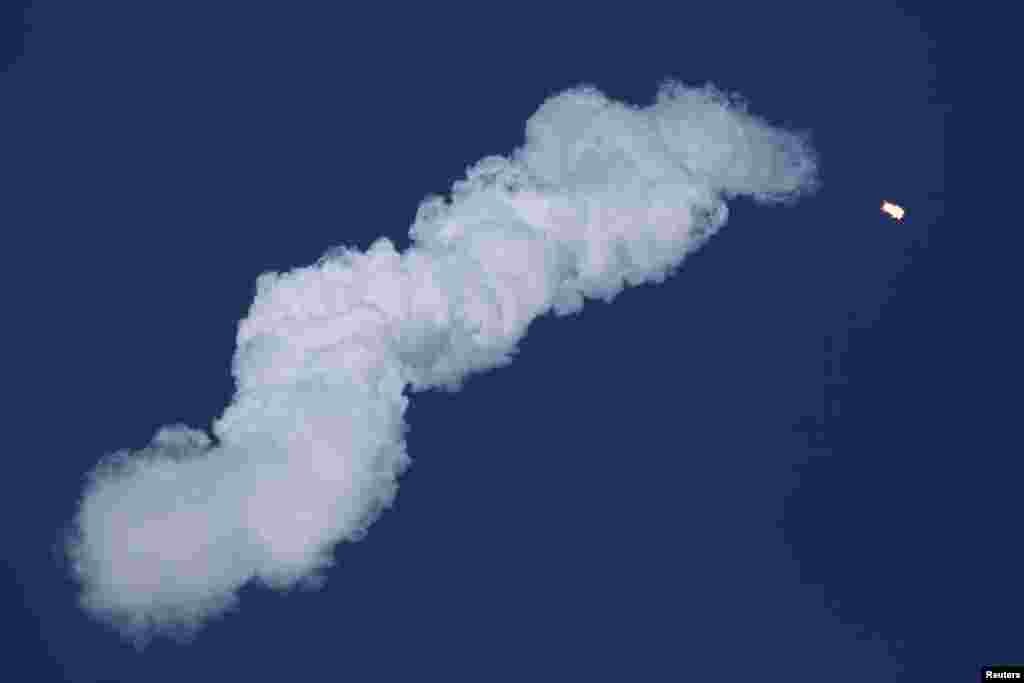 موشک بدون سرنشین اسپیساکس فالکون ۹ با فضاپیمای دراگون (اژدها) از سکوی پرتاب شماره ۴۰ در ايستگاه نيروی هوايی کيپ کاناورال &nbsp;در ايالت فلوریدا به فضا پرتاب می&zwnj;شود - ۲۵ فروردين ۱۳۹۴ (۱۴ آوريل ۲۰۱۵)
