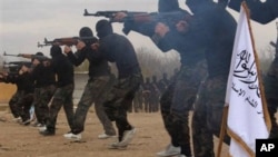 Miembros de la brigada Ahsar al Sham, uno de los grupos asociados a al Qaeda, en un campo de entrenamiento en Siria.
