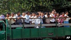 7일 미얀마 양군의 인세인 감옥에서 사면된 기결수들이 트럭을 타고 떠나고 있다.