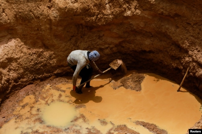 A man digs to search for water in a dry river bed near the village of Tata Bathily in Matam, Senegal on March 30, 2022. (REUTERS/Ngouda)