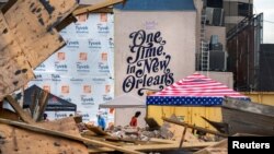 Para pekerja membereskan puing puing di gedung bersejarah Karnofsky Shop pada September 6, 2021. Gedung bersejarah tersebut hancur diterjang badai Ida yang melanda New Orleans, Louisiana, Amerika Serikat. (Foto: REUTERS/Kathleen Flynn)