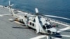 ARCHIVO - Un helicóptero antisubmarinos SH-60K en la plataforma de despegue de un buque de la Fuerza Marítima de Autodefensa de Japón, el 26 de junio de 2019, frente a la costa de Brunei. 