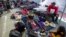 Migrantes que se dirigen en caravana hacia Estados Unidos, descansan en la "Casa del Peregrino San Juan Diego", en la Ciudad de México el 13 de diciembre de 2021.