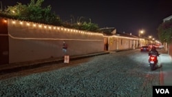 La Antigua también se presta para el entretenimiento nocturno con una variedad de opciones para los visitantes que se animen a caminar por las calles empedradas en busca de sitios para pasarla bien, como restaurantes, bares y hasta centro de fiestas. [Foto: Tomás Guevara, VOA]