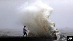 Una ola se estrella contra un muelle en la Bahía de Orleans en el lago Pontchartrain, en Nuevo Orleans, al acercarse a la costa la Tormental Tropical Cristóbal.