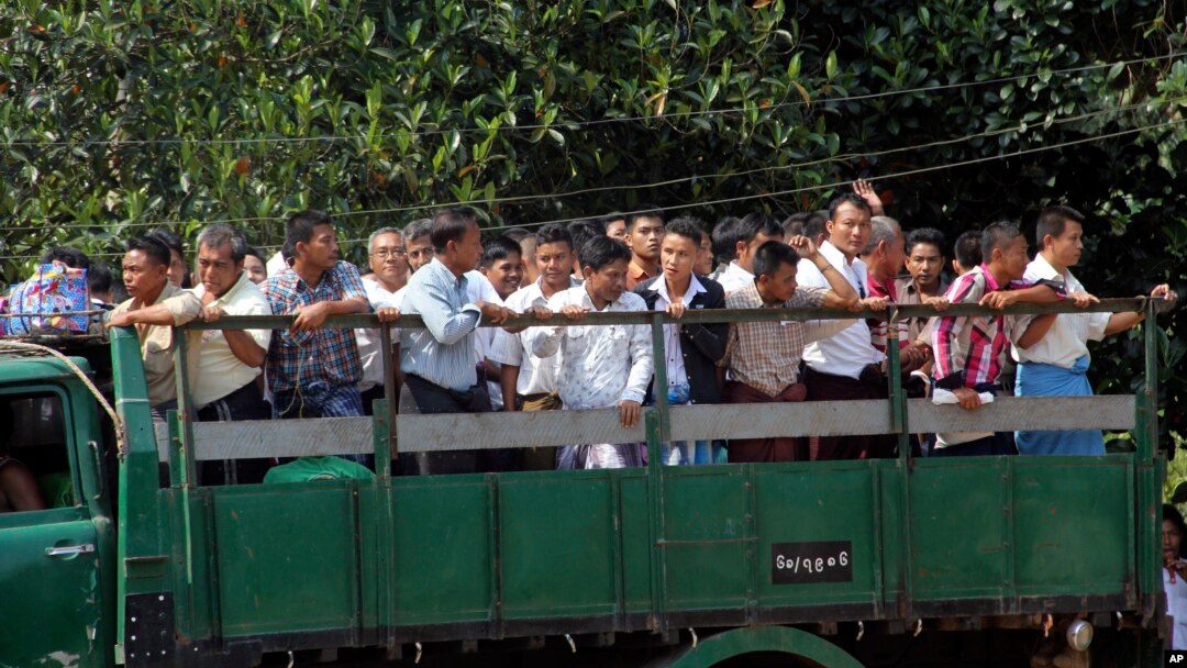 Tù nhân Myanmar trên xe tải sau khi được trả tự do từ nhà tù Insein, ngày 7/10/2014.