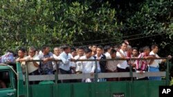 Para tahanan Myanmar diangkut dengan truk terbuka, setelah dibebaskan dari penjara Insein (7/10).