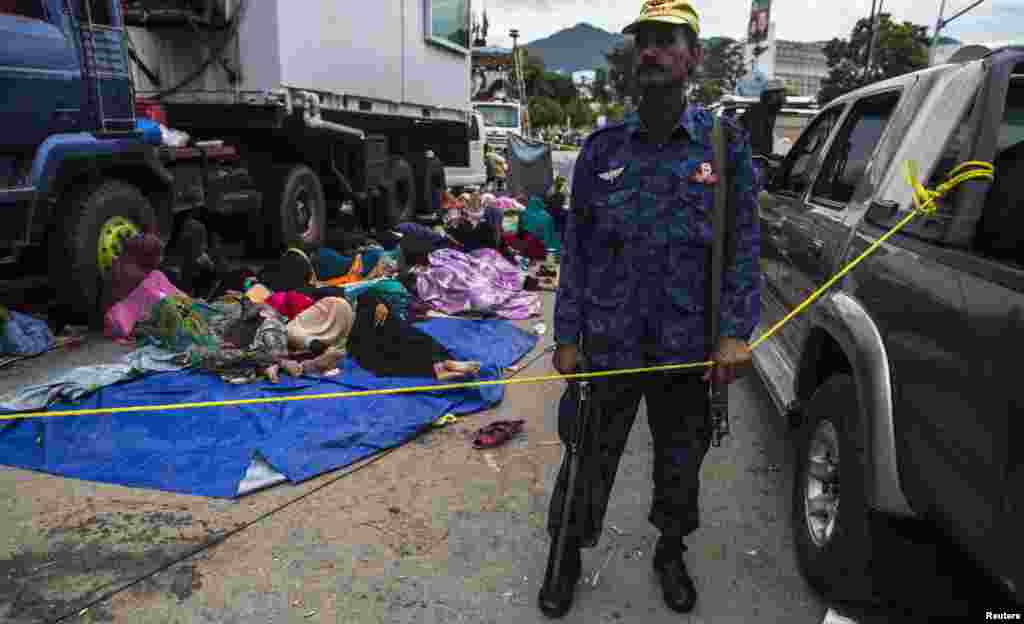 عوامی تحریک کے سربراہ طاہر القادری کے کنٹینر کے باہر کھڑے اُن کے محافظ