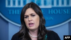 Juru bicara Gedung Putih Sarah Huckabee Sanders memberikan penjelasan kepada media hari Jumat (9/3).