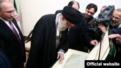 ولادیمیر پوتین، در سفر به ایران نسخه کپی شده یک قرآن قدیمی را به رهبر جمهوری اسلامی داد.