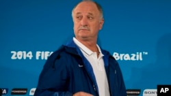 Luis Felipe Scolari deja el banquillo brasileño.