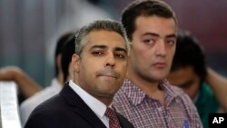 Dua jurnalis Al-jazeera, Mohamed Fahmy (kiri) dan Baher Mohammed dalam persidangan di Kairo, Mesir 4 Juni lalu (foto: dok).