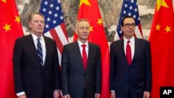 Utusan perdagangan AS Robert Lighthizer (kiri), Menteri Keuangan AS Steven Mnuchin (kanan), dan Wakil Perdana Menteri China Liu He (tengah) di Wisma Tamu Negara Diaoyutai, Beijing, China, 29 Maret 2019. (Nicolas Asfouri via AP, Pool).