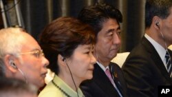 南韓總統朴槿惠和日本首相安倍晉三2013年10月出席印尼出席亞太經合會（資料圖片）