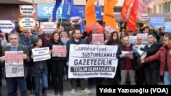  Ankara'da basın mensupları, Cumhuriyet Gazetesi büroları önünde 9 gazeteci hakkındaki tutuklama kararını protesto etti
