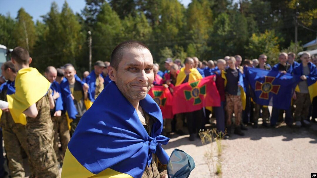 Ukrajinac, ratni zarobljenik Rusije, na neimenovanoj lokaciji u Ukrajini posle razmene zatvorenika, 24. avgusta 2024. (AP/Pres služba ukrajinskog predsednika). 