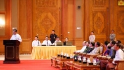 ICJ တွင် အမှုရင်ဆိုင်နိုင်ရေး ရှင်းလင်းပွဲသို့ တက်ရောက်လာသည့် အစိုးရနှင့် စစ်တပ် ထိပ်တန်းခေါင်းဆောင်များ။ (ဓာတ်ပုံ - Myanmar State Counsellor Office, နိုဝင်ဘာ ၂၃၊ ၂၀၁၉)