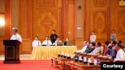 ICJ တြင္ အမႈရင္ဆုိင္ႏုိင္ေရး ရွင္းလင္းပြဲသုိ႔ တက္ေရာက္လာသည့္ အစုိးရႏွင့္ စစ္တပ္ ထိပ္တန္းေခါင္းေဆာင္မ်ား။ (ဓာတ္ပုံ - Myanmar State Counsellor Office, ႏုိဝင္ဘာ ၂၃၊ ၂၀၁၉)