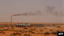 Ảnh tư liệu nơi lắp dầu trong sa mạc gần khu vực giàu dầu mỏ ở Khouris, Ả rập Xê-út.