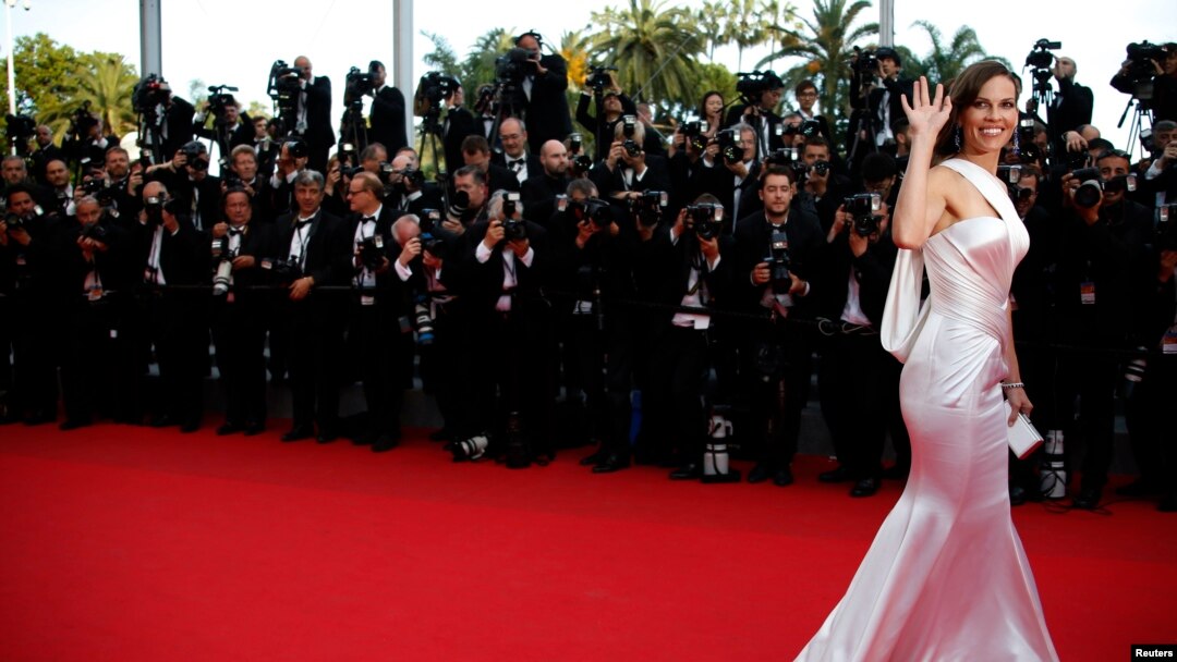 Aktris Hilary Swank yang bermain dalam film "The Homesman" tiba di karpet merah Festival Film Cannes, Senin (18/5). 