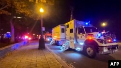 Автомобили экстренной медицинской помощи недалеко от места происшествия в Квебеке