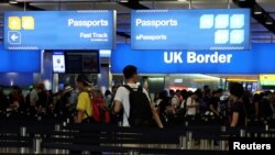 Контроль на кордоні в аеропорту Хітроу у Лондоні