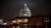 La luz brilla en la cúpula del Capitolio en Washington el lunes, 9 de diciembre de 2019, antes de una audiencia de la Comimsión Judicial de la Cámara de Representantes sobre el proceso de juicio político al presidente Donald Trump.