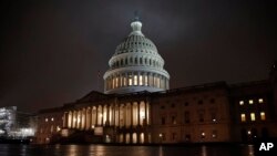 La luz brilla en la cúpula del Capitolio en Washington el lunes, 9 de diciembre de 2019, antes de una audiencia de la Comimsión Judicial de la Cámara de Representantes sobre el proceso de juicio político al presidente Donald Trump.