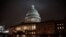 La luz brilla en la cúpula del Capitolio en Washington el lunes, 9 de diciembre de 2019, antes de una audiencia de la Comimsión Judicial de la Cámara de Representantes sobre el proceso de juicio político al presidente Donald Trump.