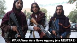 Tentara Taliban berfoto di Kabul, Afghanistan, 1 September 2021. (Foto: WANA/West Asia News Agency via REUTERS)