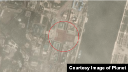 지난 26일 평양을 촬영한 위성사진을 분석한 결과 김일성 광장에 대규모 인파가 붉은 물결을 이룬 모습이 포착됐다. 사진 제공: Planet Labs.