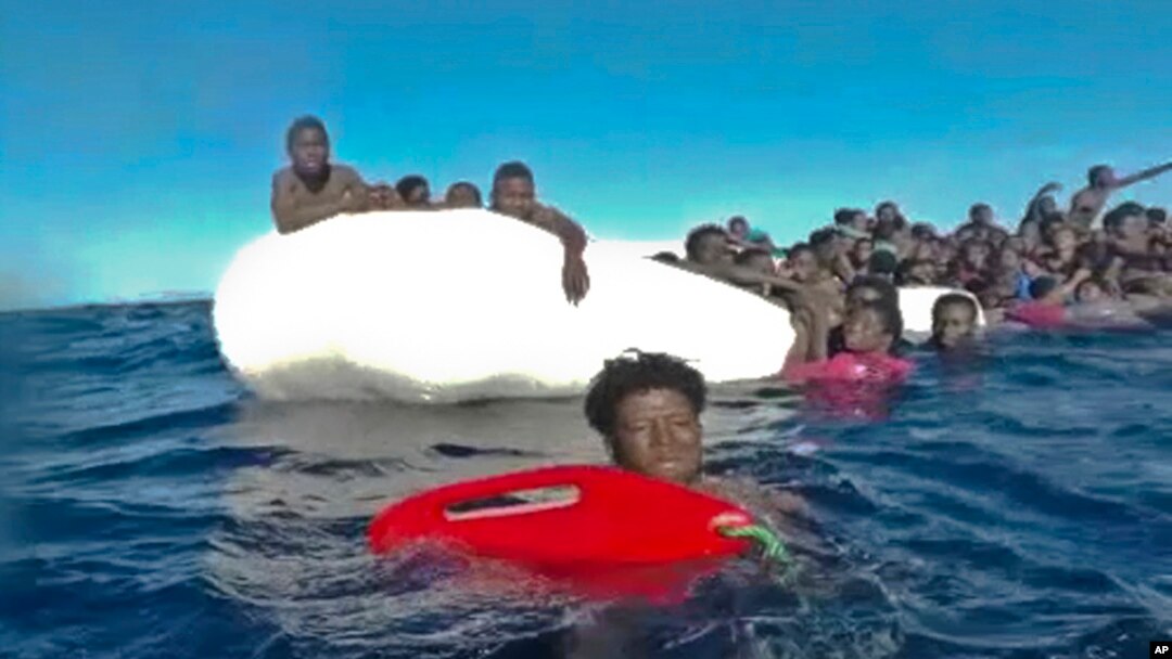 Screenshot video penjaga pantai Italia menunjukkan migran Afrika yang terapung-apung di Laut Tengah setelah kapal mereka tenggelam, Sabtu (6/1). 