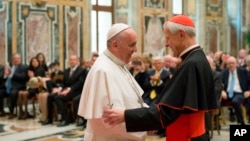 El Papa Francisco habla con el Cardenal Donald Wuerl, Arzobispo de Washington, DC, durante una reunión con miembros de la Fundación Papal en el Vaticano, el 17 de abril de 2015.