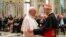 El Papa Francisco habla con el Cardenal Donald Wuerl, Arzobispo de Washington, DC, durante una reunión con miembros de la Fundación Papal en el Vaticano, el 17 de abril de 2015.