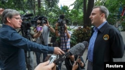 Aktivis Inggris Andy Hall berbicara kepada media saat tiba di pengadilan provinsi Phra Khanong, Bangkok (2/9).
